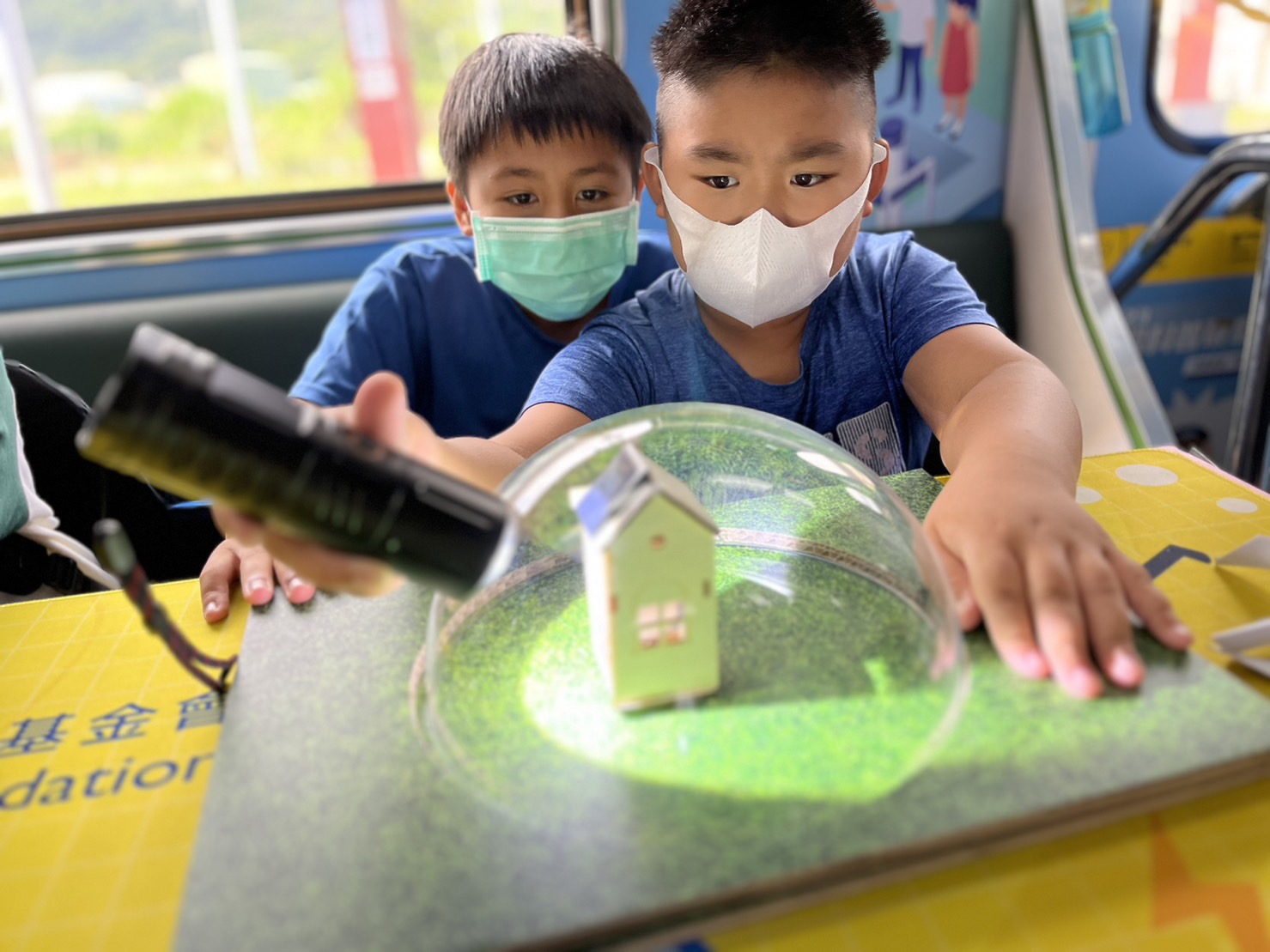 5001拉斯维加斯參與基礎科學主題車廂，以STEAM教學精神，設計「逐日科學家」、「太陽能工程師」以及「淨零建築師」三大能源科普課程和實驗